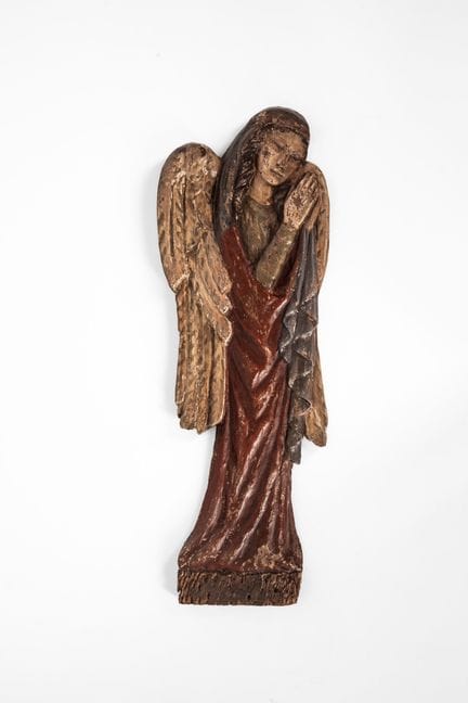 Figura de un ángel rezando, de madera tallada y po