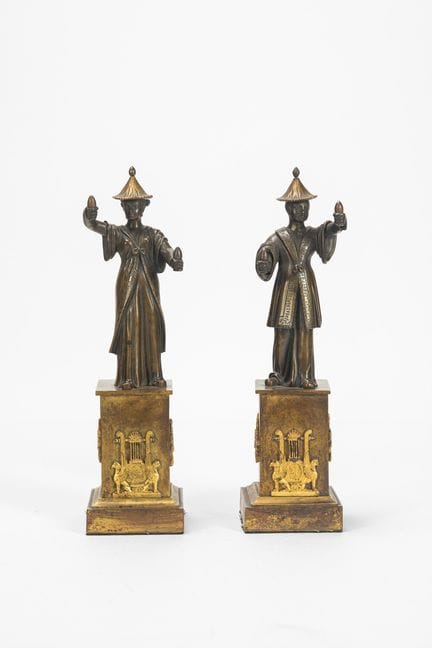 Pareja de figuras orientalistas de bronce. Siglo X