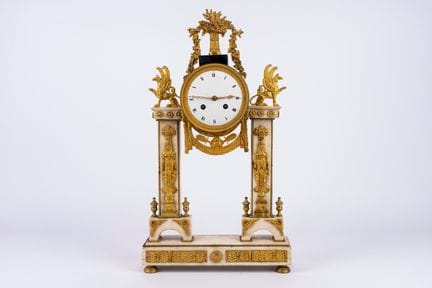 Reloj de pórtico de mármol y bronce dorado. Franci