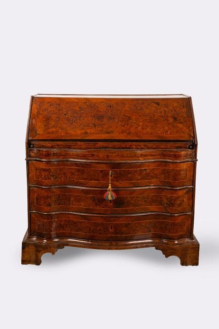 Cómoda con puertas abatibles de nogal y chapa de n