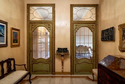 Dos puertas interiores de madera lacada y dorada. 