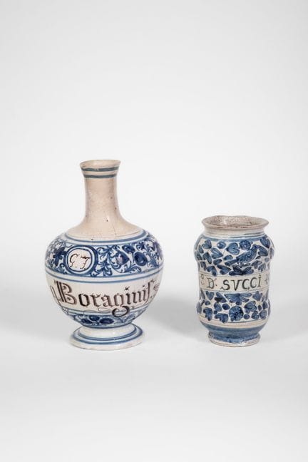 Dos frascos de botica de mayólica decorados en azu
