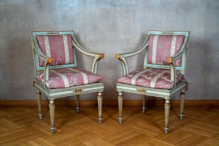 Par de sillones de madera lacados y dorados. Final