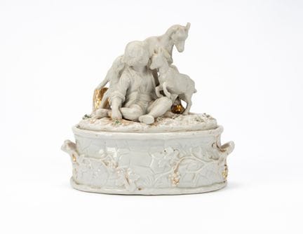 Conjunto de porcelana que representa a un niño con
