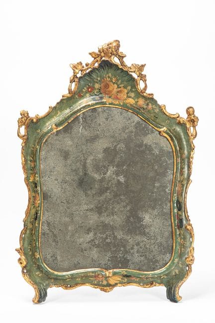 Espejo curvo de madera lacada y dorada. Venecia, s
