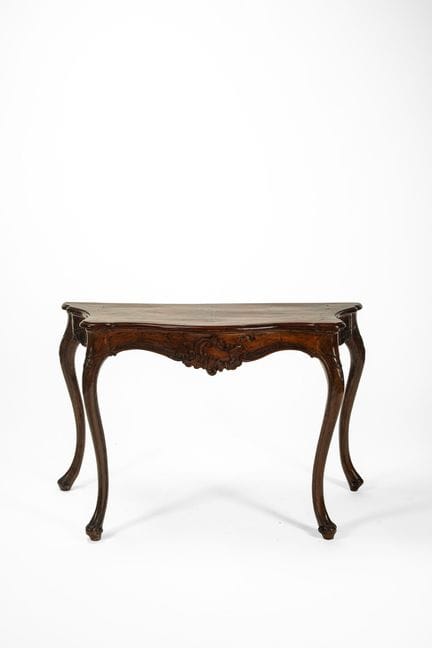 Mesa consola de nogal con formas curvas. Véneto, s