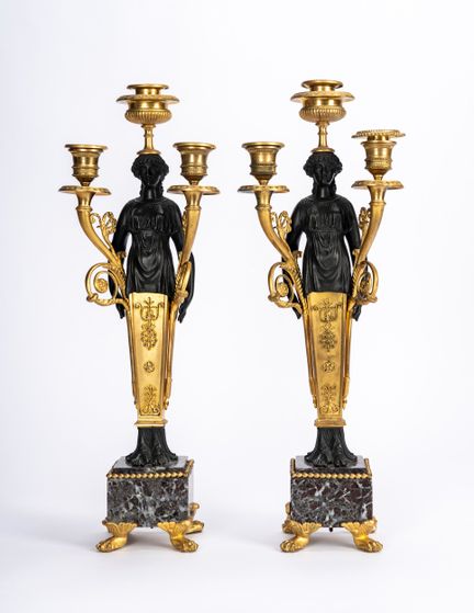 Par de candelabros de bronce dorado y patinado sob