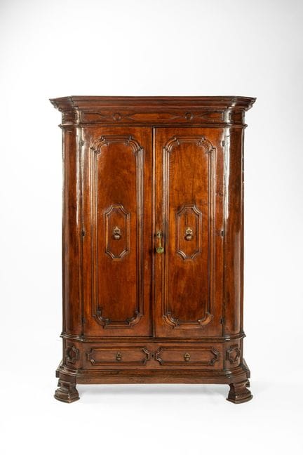 Armario de dos puertas de madera de nogal. Lombard