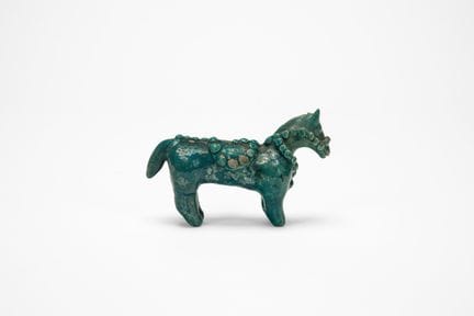 Caballo persa antiguo en cerámica esmaltada en tur