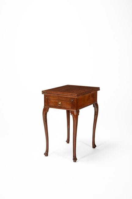 Mesa de centro chapada con patas curvas y un table
