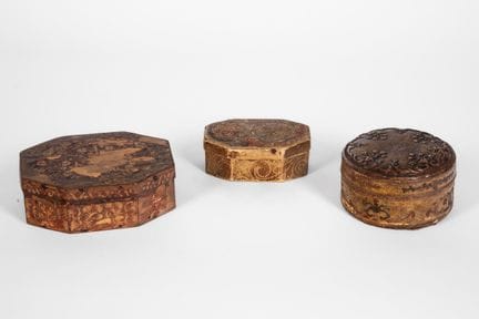 Tres cajas de papel maché decoradas con motivos fl