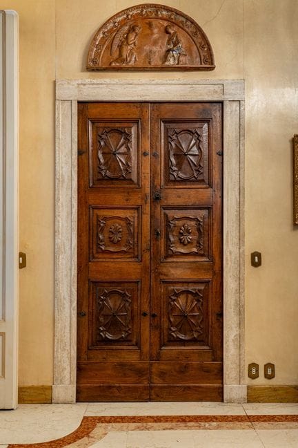 Puerta de dos hojas de nogal macizo con paneles ta