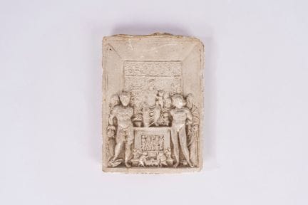 Molde de yeso que representa a la Virgen con el Ni