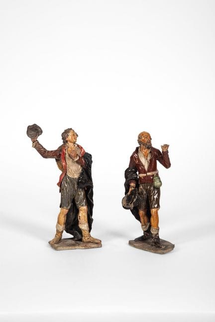 Dos figuras policromadas de terracota de un belén.
