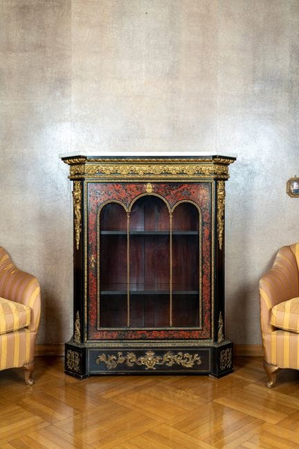 Aparador de estilo Boulle de madera ebonizada con 