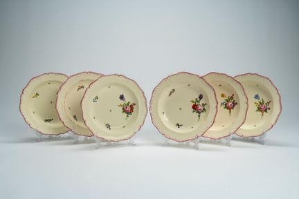Seis platos de loza esmaltada con decoración flora