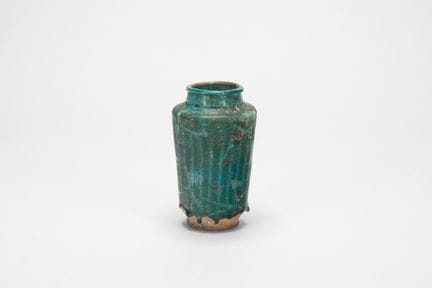 Jarra antigua persa de cerámica esmaltada en verde