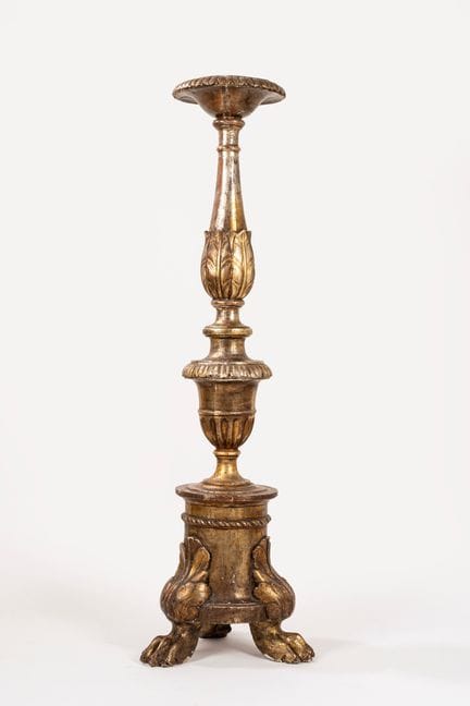 Candelabro de madera tallada y dorada con motivos 