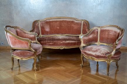 Conjunto de salón compuesto por un sofá y dos sill