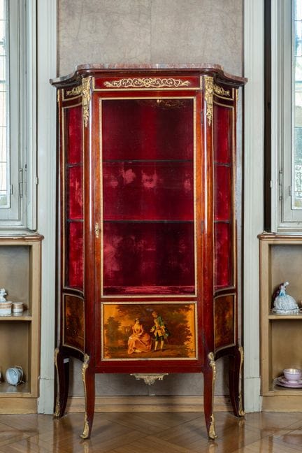 Vitrina de madera lacada en rojo con tapa de mármo