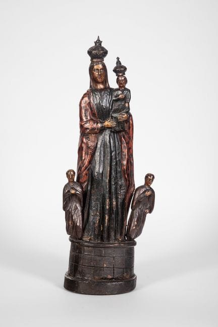 Virgen coronada con el Niño y figuras en actitud d
