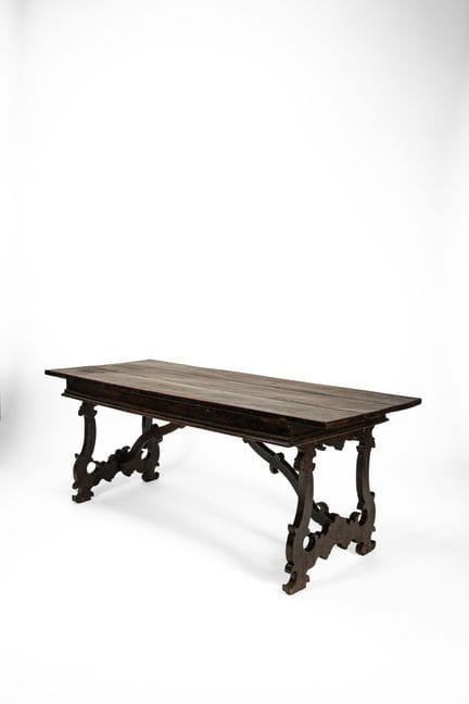Mesa de refectorio de nogal con montantes en forma