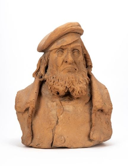 Busto de terracota de un hombre barbudo con sombre