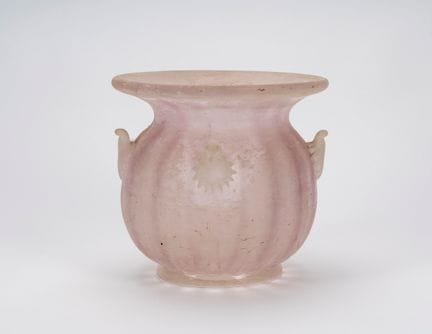 Jarrón de cristal

22,5 cm de altura, 23,5 cm de d