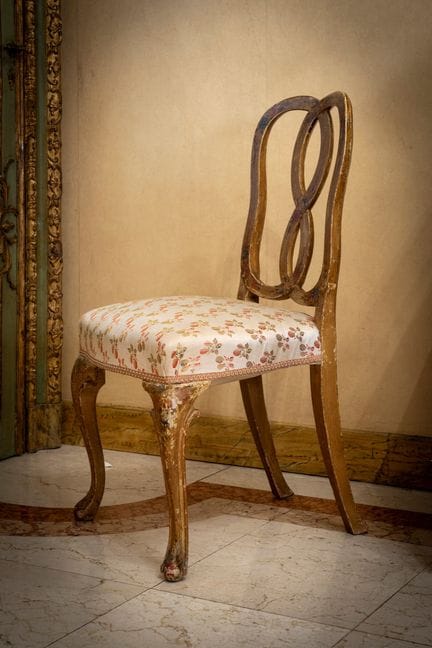 Par de sillas de madera lacada decoradas con motiv