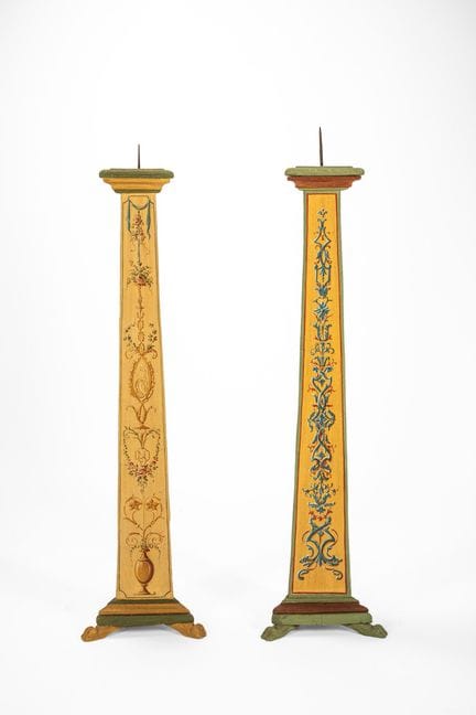 Par de candelabros de madera lacada con forma de c