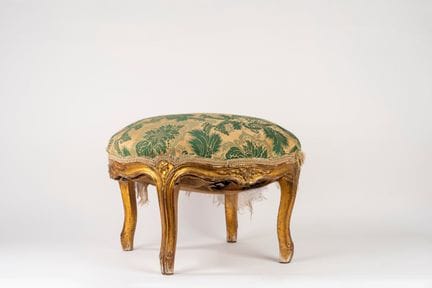Puf de madera tallada y dorada, siglo XVIII

33 x 