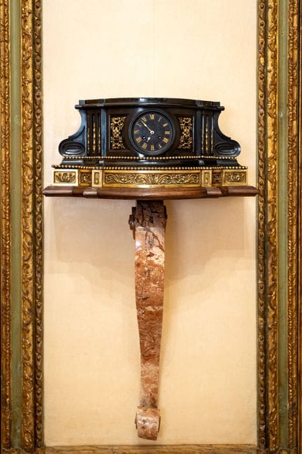 Reloj de sobremesa de mármol negro y bronce dorado
