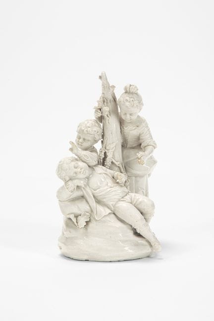 Escena campestre con tres querubines de porcelana.