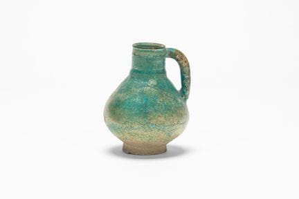 Jarra persa antigua de cerámica esmaltada en verde