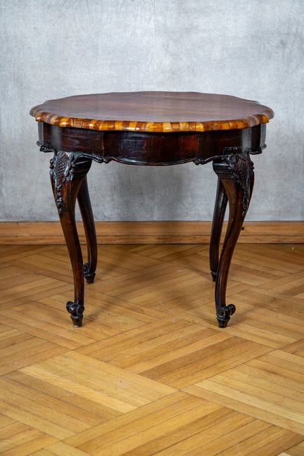 Mesa de centro de madera con tablero circular y pe