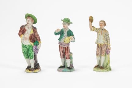 Tres figuras policromadas de porcelana representan