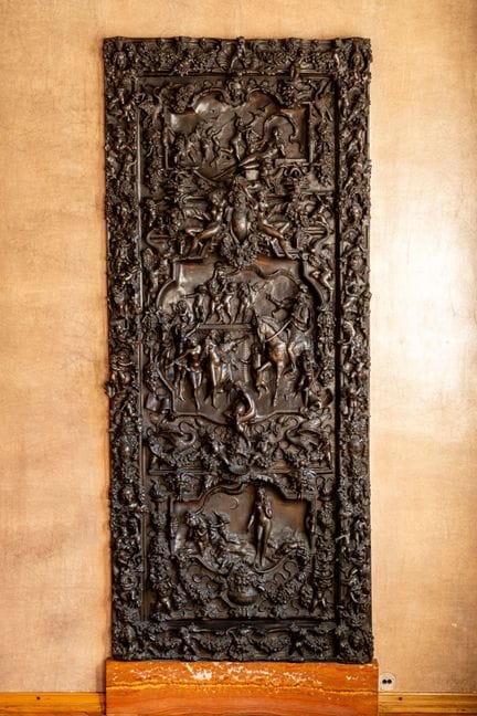 Un importante aldabón monumental de bronce fundido