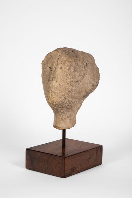 Cabeza de piedra tallada que representa un rostro 