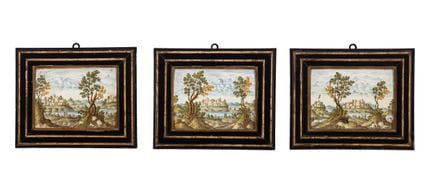 Tres azulejos de mayólica policromados con motivos