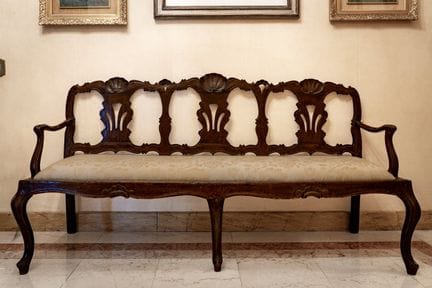 Sofá «Walnut Portego» de forma ondulada. Véneto, s