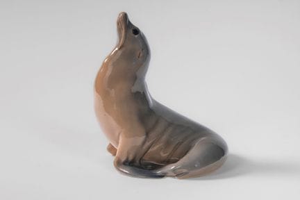 León marino de porcelana policromada. Royal Copenh