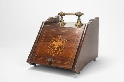 Caja para carbón inglesa de madera chapada y con i