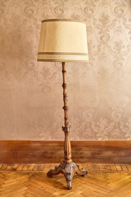 Carved walnut floor lamp. Veneto, 18th century.

h
