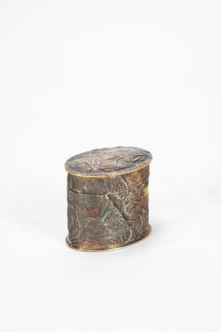 Encendedor de mesa con tapa metálica en relieve

7