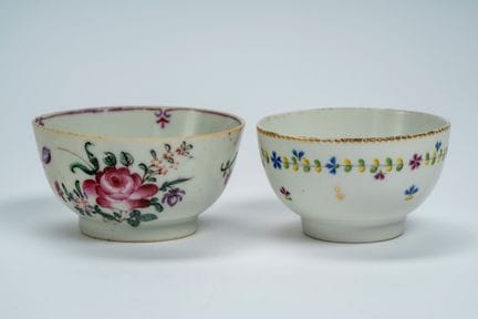 Dos tazas de porcelana con decoración floral polic