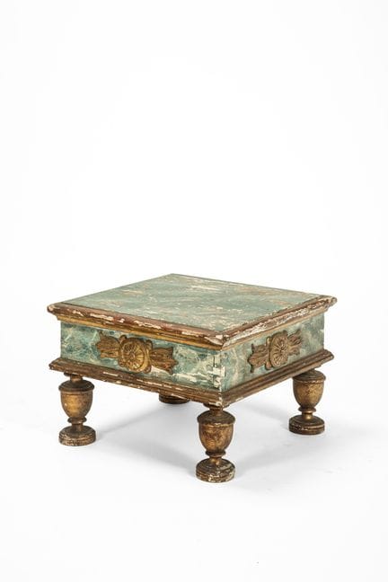 Lacquered and gilded wooden base, 19th century

54