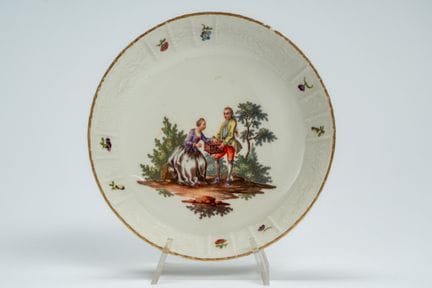 Platillo de porcelana decorado con una escena aleg