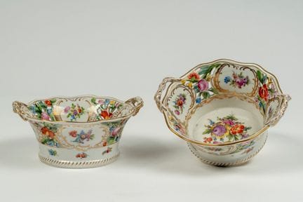 Dos cestas con dos asas, de porcelana policromada 
