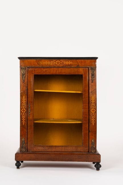 Credenza lastronata e intarsiata con anta a vetro,