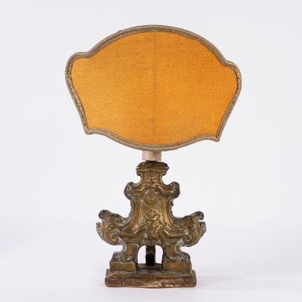 Lampada in legno intagliato e laccato con frontale